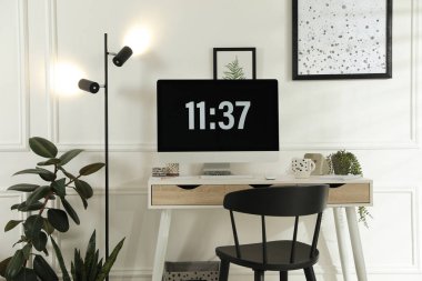 Rahat bir iş yeri olan şık bir oda. Merkez Ofis