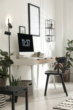 Rahat bir iş yeri olan şık bir oda. Merkez Ofis