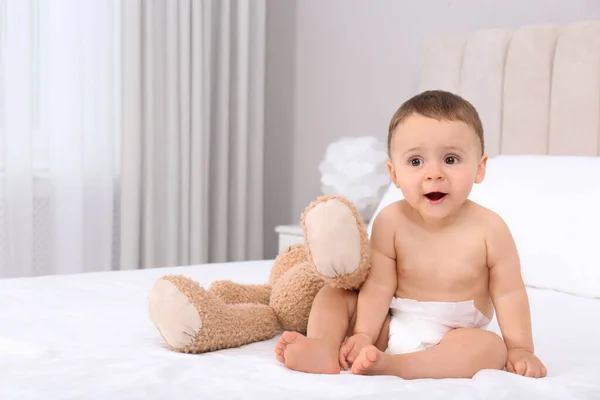 Lindo Bebé Pañal Suave Seco Con Juguete Cama Blanca Casa — Foto de Stock
