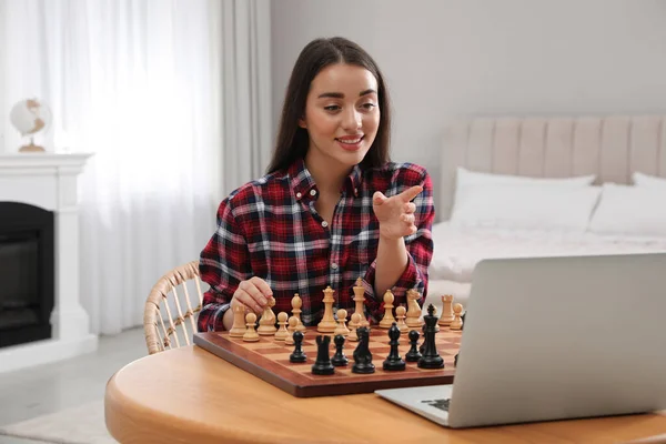 Fiatal Sakkozni Partner Online Video Chat Otthon — Stock Fotó