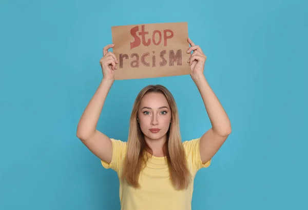 Fiatal Holding Jel Kifejezéssel Stop Rasszizmus Világoskék Háttér — Stock Fotó