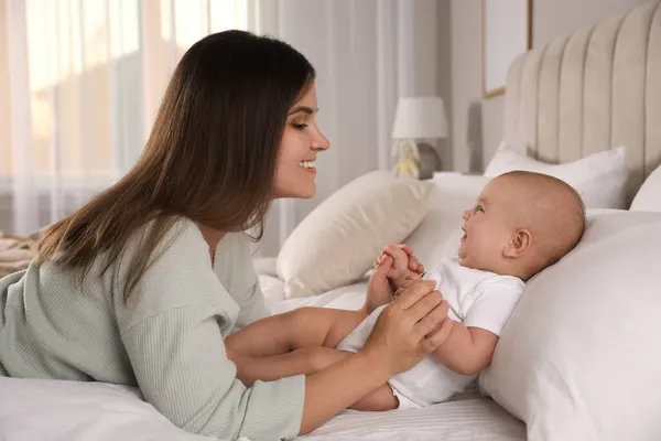 Young Woman Her Little Baby Bed Home — Stock Photo, Image