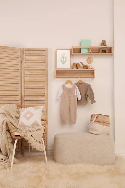スタイリッシュな木製の家具 ベビー服や装飾要素を持つ子供部屋のインテリア — ストック写真