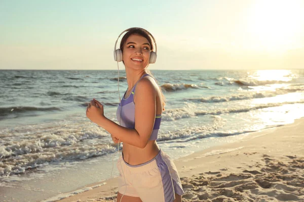 Mladá Žena Běží Pláži Při Západu Slunce — Stock fotografie