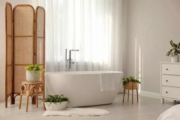 Weiße Badewanne Neben Fenster Hellen Raum Innenarchitektur — Stockfoto