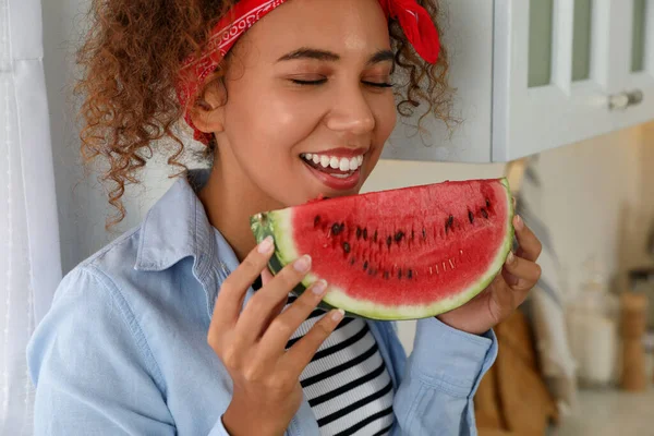 Mooie Jonge Afro Amerikaanse Vrouw Met Plak Watermeloen Keuken Thuis — Stockfoto