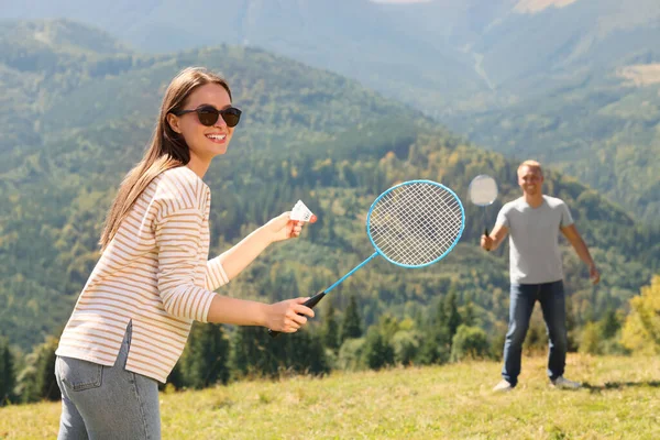 Coppia Che Gioca Badminton Montagna Nella Giornata Sole — Foto Stock