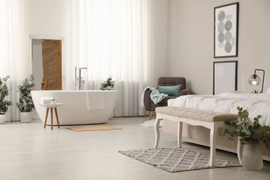 Beyaz küvetli ve yataklı şık bir daire.