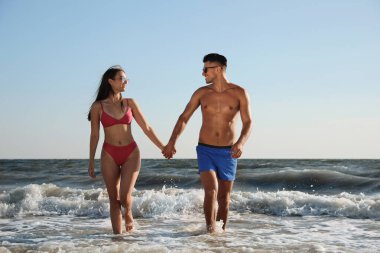 Güzel bir çift kumsalda birlikte vakit geçiriyor.