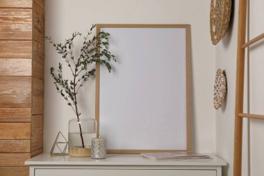 Göğüs kafesinde boş bir çerçeve ve içeride dekorasyon. Tasarım için boşluk