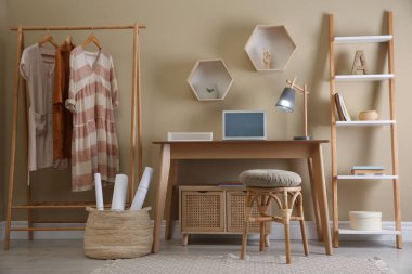 İçerde dizüstü bilgisayarı olan rahat ahşap tabure. İç tasarım