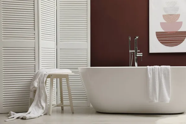 Modern Ceramic Bathtub Furniture Burgundy Wall Room — Stock Photo, Image