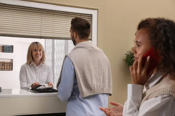 Mann Erhält Geld Kassenfenster Einer Bank Wechselkurse — Stockfoto