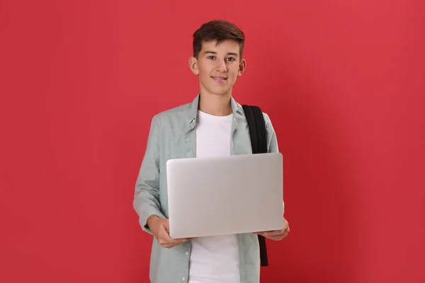 Studente Adolescente Con Zaino Laptop Sfondo Rosso — Foto Stock