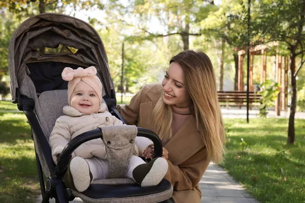 Lycklig Mor Med Sin Lilla Bebis Barnvagn Parken Solig Dag — Stockfoto