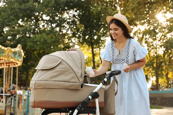 Bonne Mère Avec Bébé Poussette Marchant Dans Parc Jour Ensoleillé — Photo