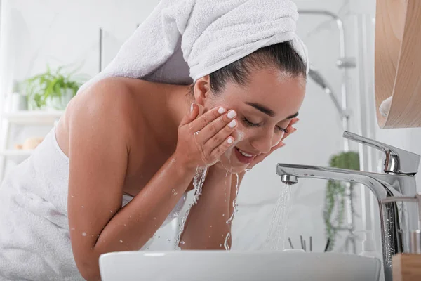 Güzel Genç Bir Kadın Banyoda Yüzünü Suyla Yıkıyor — Stok fotoğraf