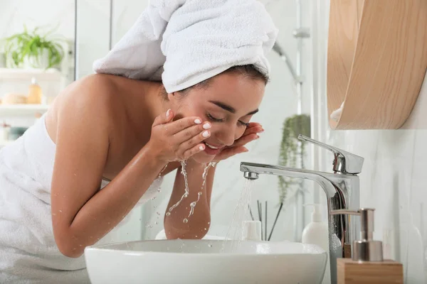 Güzel Genç Bir Kadın Banyoda Yüzünü Suyla Yıkıyor — Stok fotoğraf
