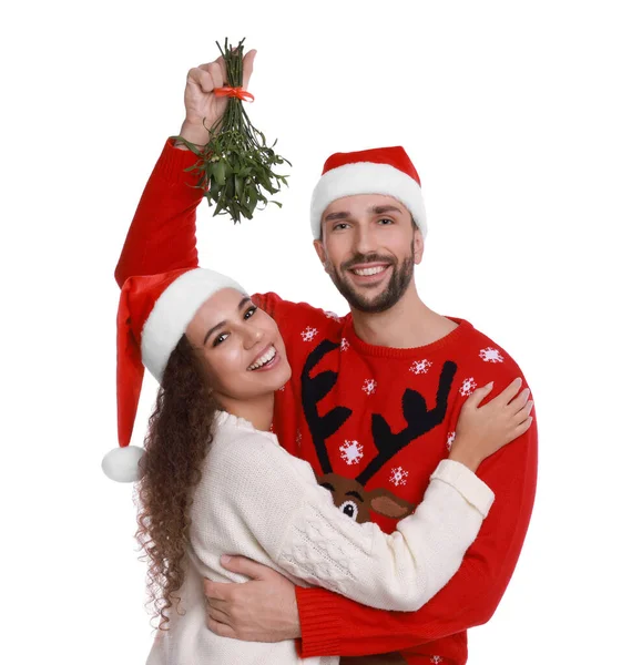 Retrato Pareja Encantadora Sombreros Santa Bajo Manojo Muérdago Sobre Fondo —  Fotos de Stock