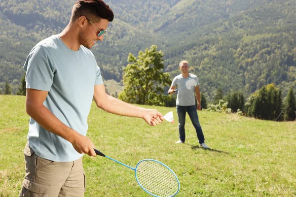 Freunde Spielen Sonnigen Tagen Badminton Den Bergen — Stockfoto