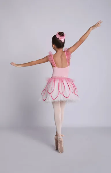 Pequeña Bailarina Bellamente Vestida Bailando Sobre Fondo Gris Vista Trasera — Foto de Stock