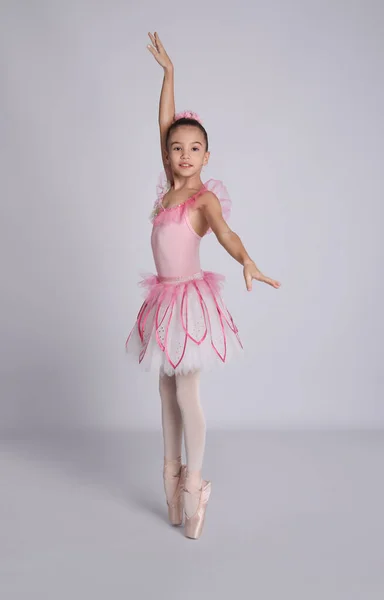 Красиво Одетая Маленькая Балерина Танцует Сером Фоне — стоковое фото