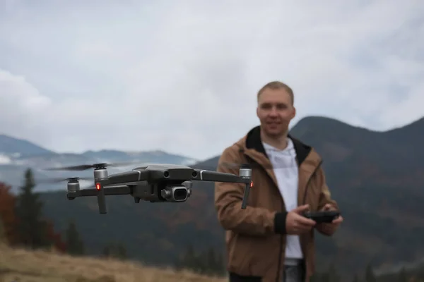 Νεαρός Που Λειτουργεί Σύγχρονο Drone Τηλεχειριστήριο Στα Βουνά — Φωτογραφία Αρχείου