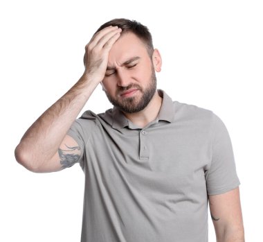 Beyaz arka planda baş ağrısı çeken genç bir adam.