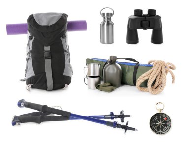 Beyaz arka planda farklı kamp ekipmanları ile ayarlayın