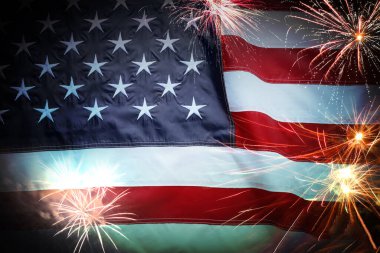 ABD 'nin Bağımsızlık Günü. Ulusal Amerikan bayrağı ve havai fişekleri