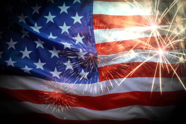 ABD 'nin Bağımsızlık Günü. Ulusal Amerikan bayrağı ve havai fişekleri