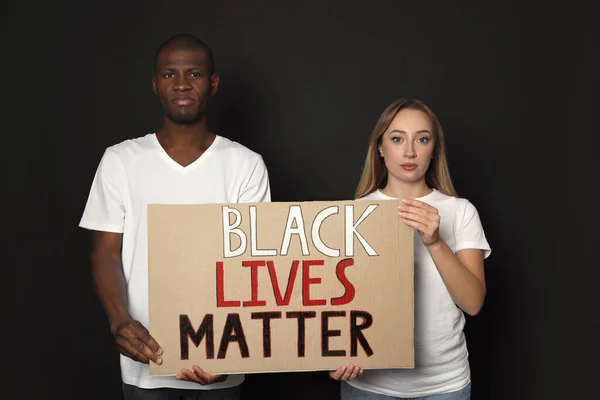 Młoda Kobieta Afroamerykanin Trzymający Znak Zwrotem Black Lives Matter Ciemnym — Zdjęcie stockowe