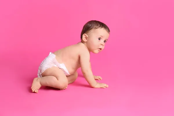 Bebê Bonito Fralda Macia Seca Rastejando Fundo Rosa — Fotografia de Stock