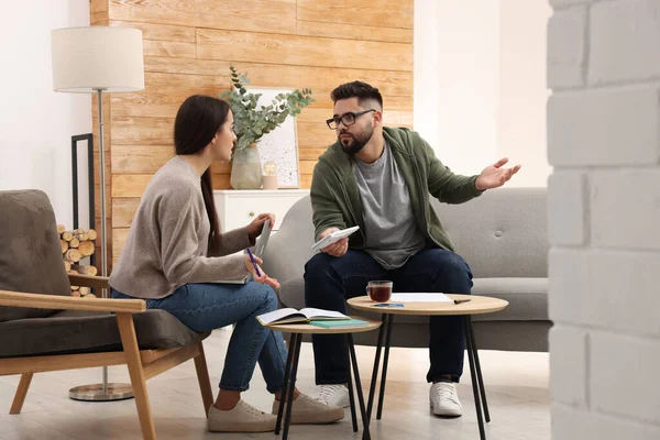 Pareja Joven Discutiendo Presupuesto Familiar Casa —  Fotos de Stock