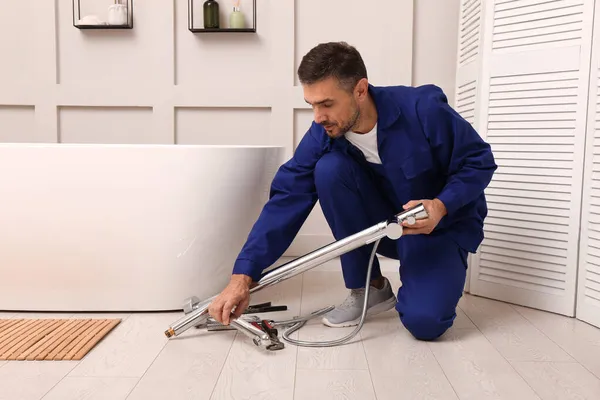 Professional Plumber Installing Water Tap Bathroom — Stock Photo, Image