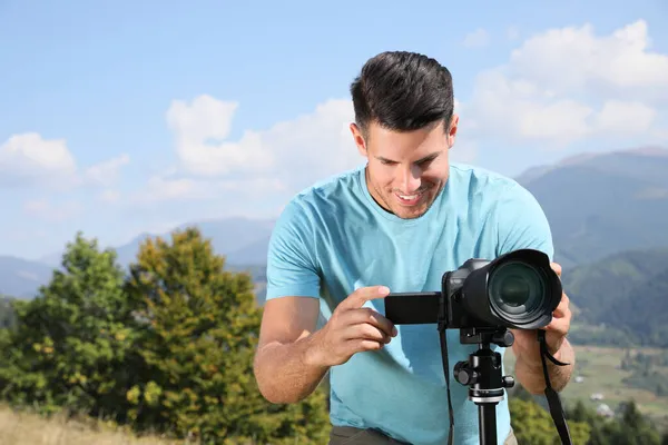 Fotógrafo Profissional Tirando Fotos Com Câmera Moderna Nas Montanhas — Fotografia de Stock