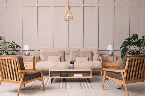 Stilvolles Wohnzimmerinterieur Mit Bequemen Sofas Sesseln Und Schönen Pflanzen — Stockfoto