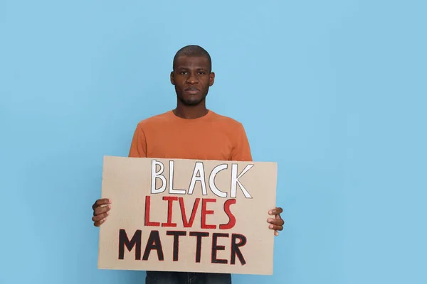 Αφρο Αμερικανός Άνδρας Κρατώντας Πινακίδα Φράση Black Lives Matter Γαλάζιο — Φωτογραφία Αρχείου