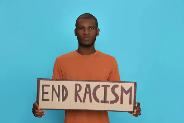 Αφρο Αμερικανός Άνδρας Κρατώντας Πινακίδα Φράση End Racism Γαλάζιο Φόντο — Φωτογραφία Αρχείου