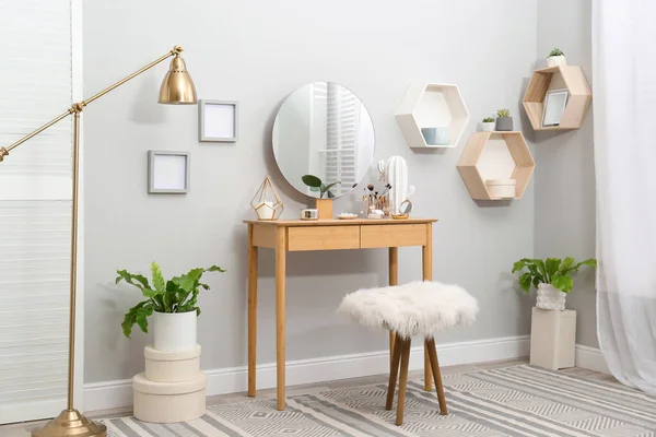 Intérieur Élégant Avec Coiffeuse Bois Miroir Sur Mur Lumineux — Photo