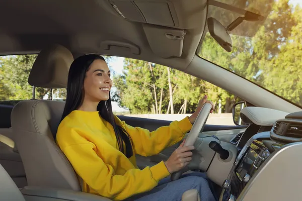 Bellissimo Giovane Autista Seduto Auto Moderna — Foto Stock