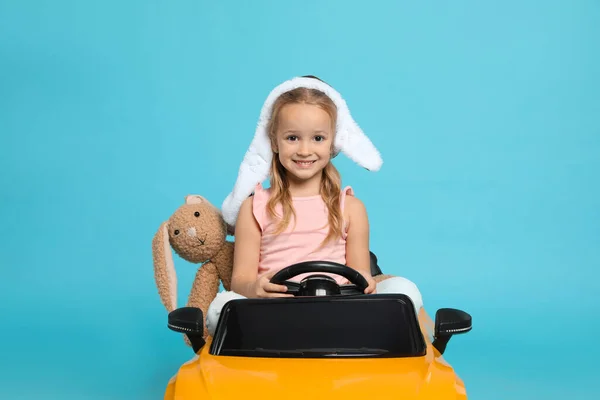 파란색 배경에 장난감 토끼가 아이들의 운전하는 귀여운 — 스톡 사진