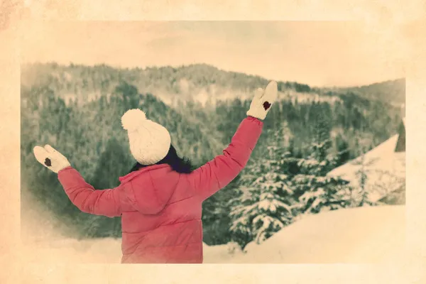 古い紙の写真 雪の日に旅行を楽しむ女性 バックビュー — ストック写真