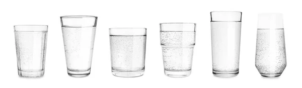 Conjunto Com Diferentes Copos Água Com Gás Sobre Fundo Branco — Fotografia de Stock