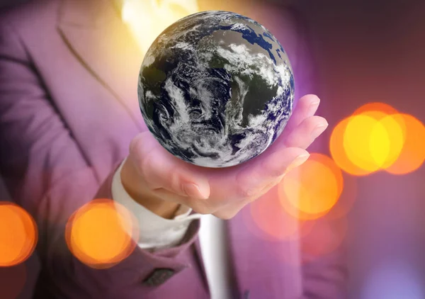 Världen Våra Händer Kvinna Som Innehar Digital Modell Jorden Närbild — Stockfoto