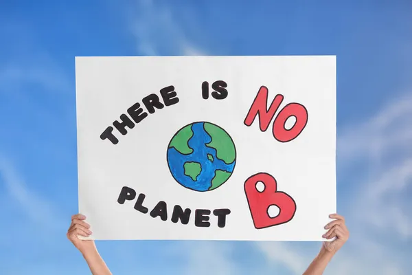 Protestor Met Plakkaat Met Tekst Geen Planeet Tegen Blauwe Lucht — Stockfoto