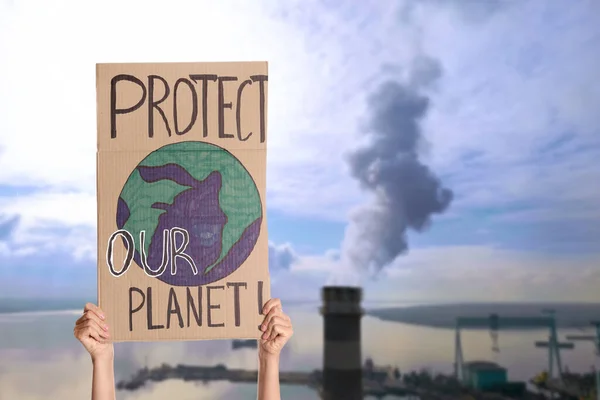 Protestor Holding Plakkaat Met Tekst Bescherm Onze Planeet Wazig Zicht — Stockfoto