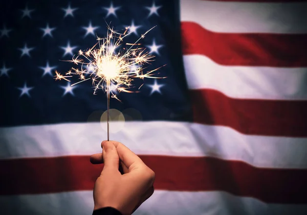 Temmuz Abd Nin Bağımsızlık Günü Amerikan Bayrağına Karşı Yanan Maytap — Stok fotoğraf