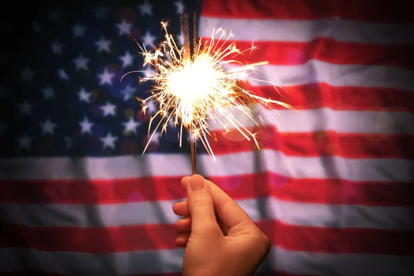 Temmuz Abd Nin Bağımsızlık Günü Amerikan Bayrağına Karşı Yanan Maytap — Stok fotoğraf