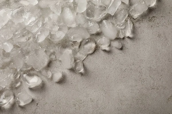 軽い灰色のテーブルの上に砕いた氷の山 閉じます テキストのスペース — ストック写真